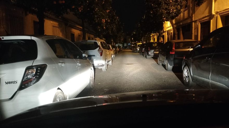 Los vecinos del Campo de la Verdad denuncian que el turismo les inunda el barrio de coches
