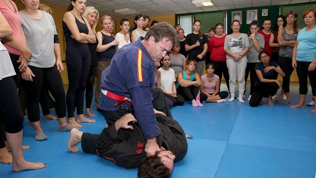Sensei Martín ejecuta una inmovilización. (Alejandro Ramos).