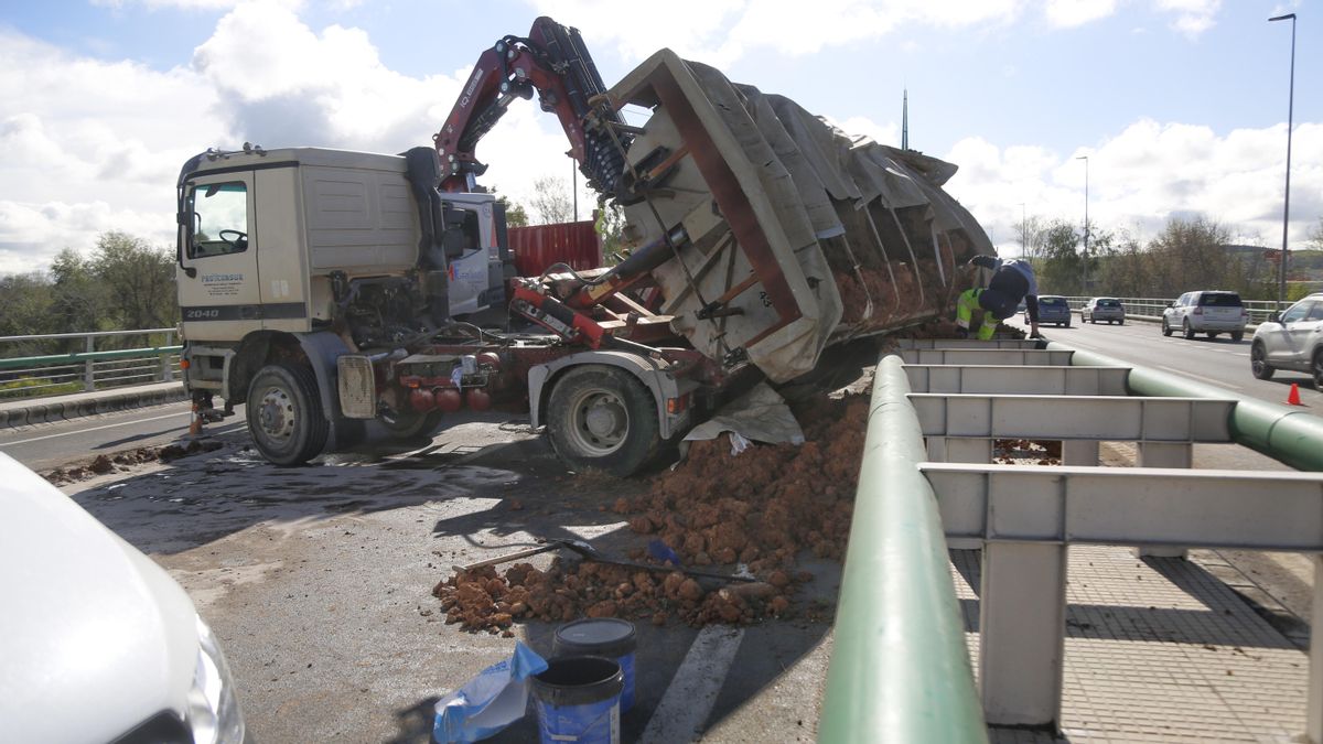 Accidente con vuelco de un camión en el Puente de Andalucía