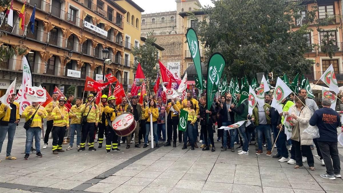 Nueva protesta de los bomberos de Geacam para reclamar que las campañas de extinción de incendios duren 122 días
