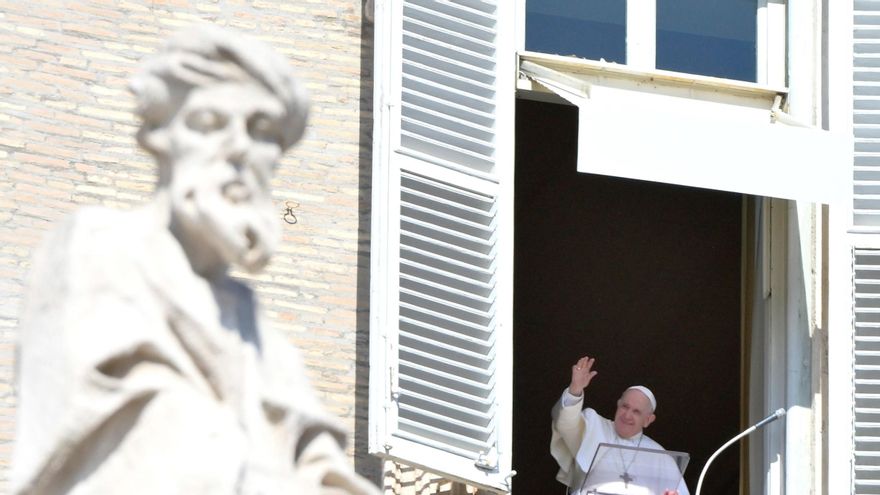 El papa pide una solución duradera para los flujos migratorios en el Mediterráneo