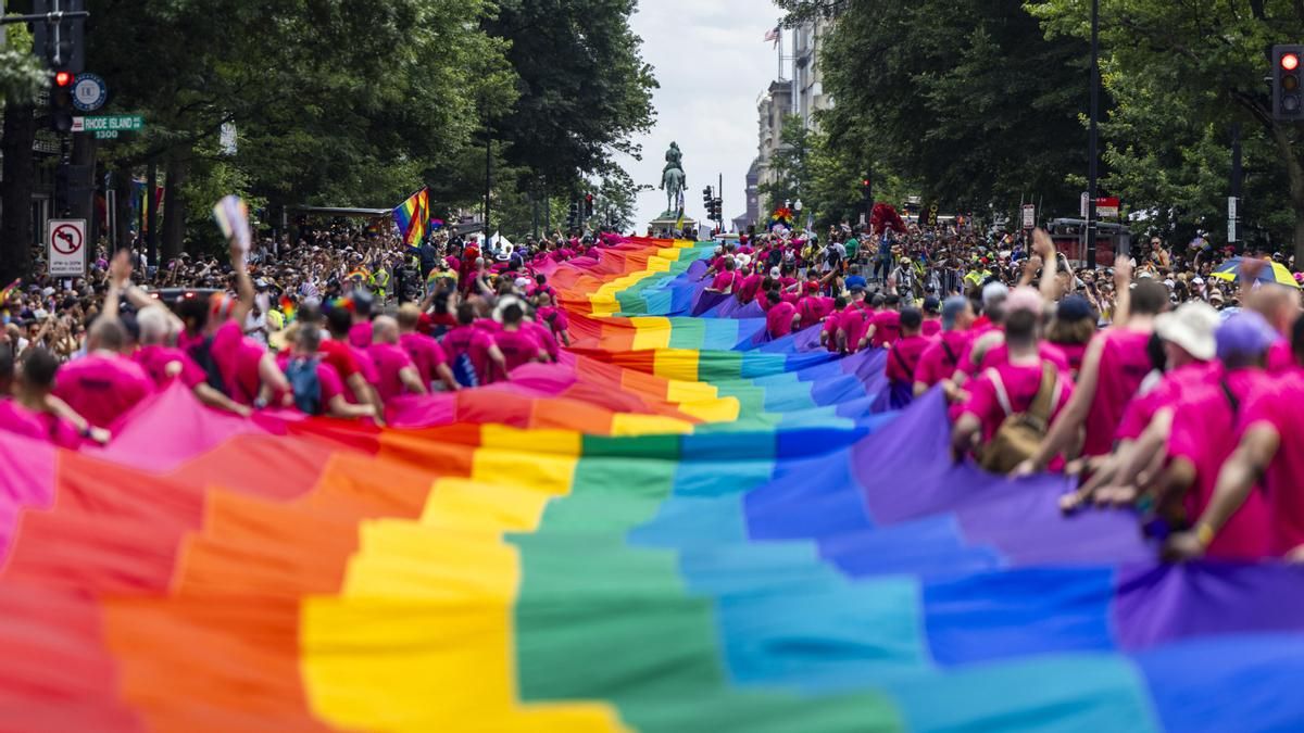 Cinco senadores demócratas recuperan el Kennedy Center de las manos de Trump para reivindicar el Orgullo LGTBI: "Otro gay más"