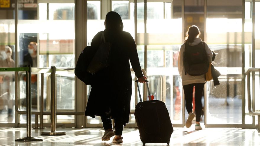 Pasajeros en una de las terminales de llegadas del aeropuerto de Barajas, en Madrid. EFE/J.J. Guillén/Archivo