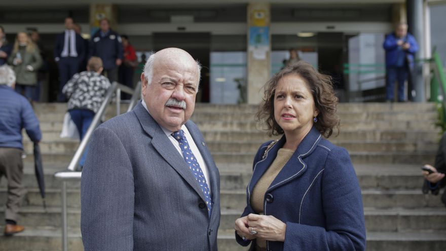 Imagen de archivo de Catalina García, junto al consejero de Salud y Familias, Jesús Aguirre.