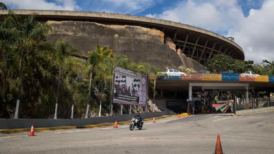 Fotografía donde se ve el edificio El Helicoide este sábado en Caracas (Venezuela).