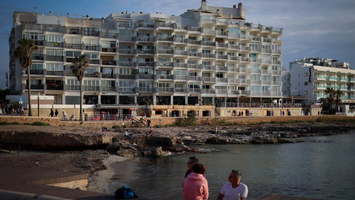El Jamaica es un edificio formado por tres bloques de pisos en los que viven trabajadores del turismo que sufren los cortes de agua y las bajadas de presión.