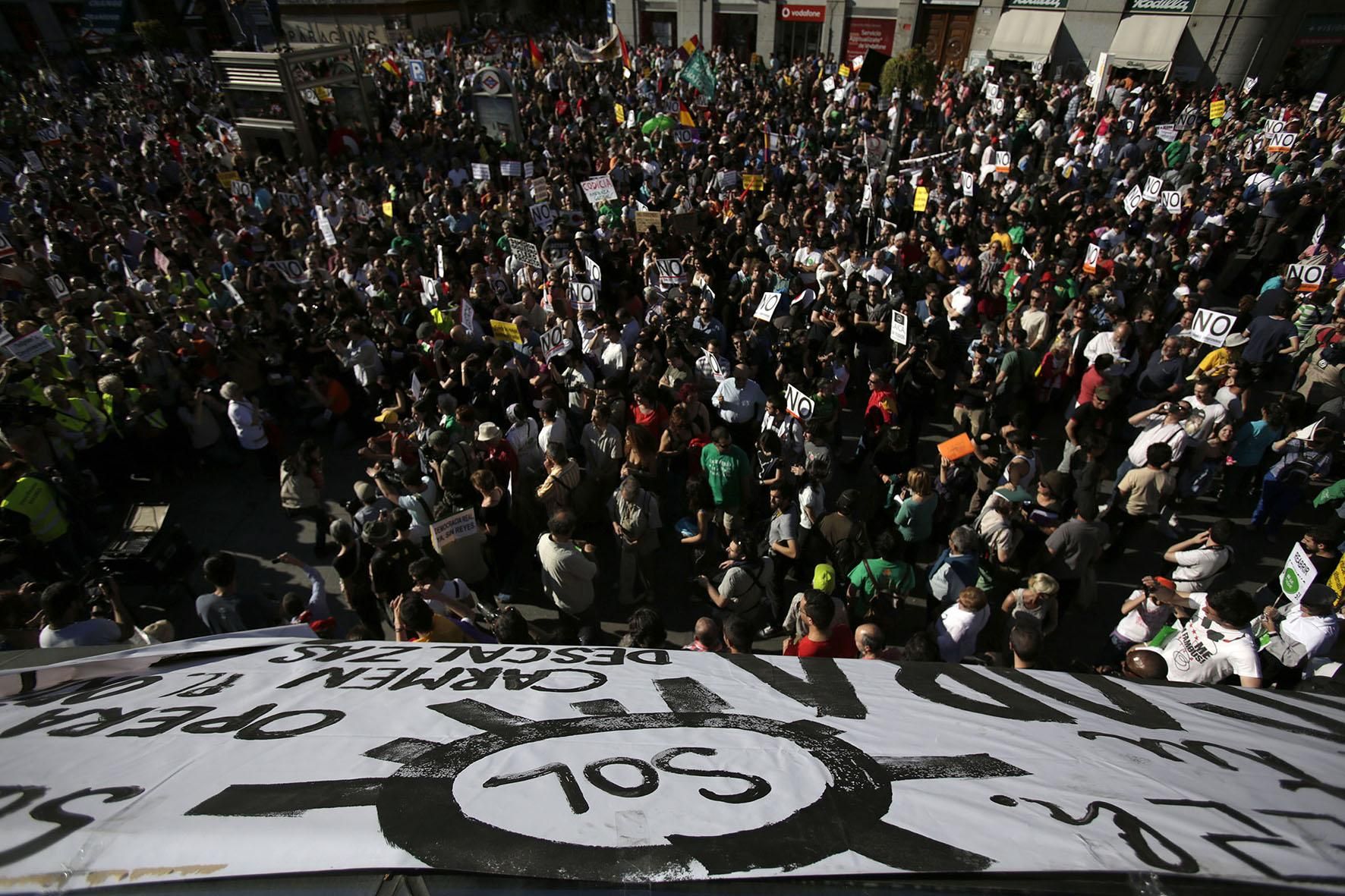 Miles de manifestantes se concentran en Sol a la espera de comenzar el grito mudo. / Fotografía: Olmo Calvo.