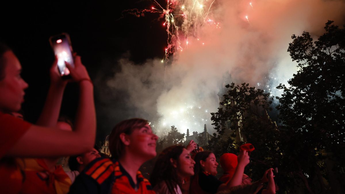 Aficionados españoles celebran en la plaza del ayuntamiento de Valencia la victoria de España en la final del Mundial 2026