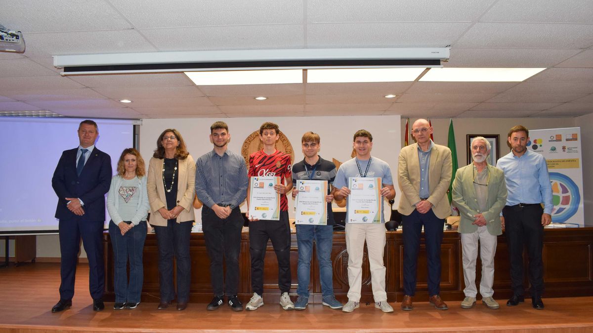 Podio de ganadores de la Olimpiada de Geografía en la Universidad de León.