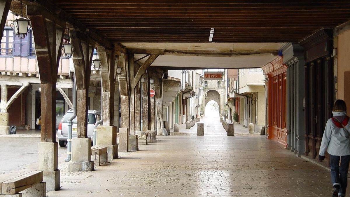 Soportales de madera en Mirapoix, en pueblo más medieval del Ariege francés.