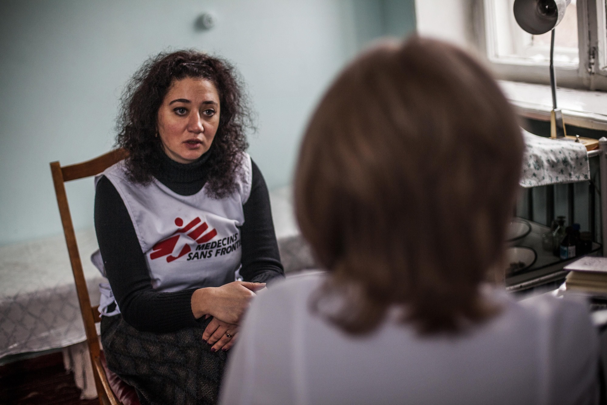Una psicólogo de MSF durante una consulta con un paciente en el centro de salud conocido como Ambulatorio #6 situado en Shajtarsk, región de Donetsk, Ucrania. / FOTO: Manu Brabo / MSF