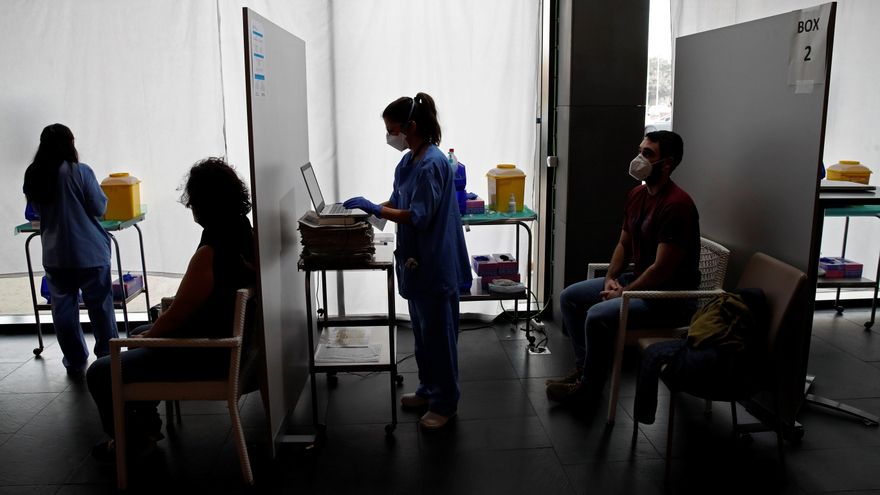Profesionales sanitarias administran la vacuna contra la COVID-19 en Cataluña. EFE/ Toni Albir/Archivo