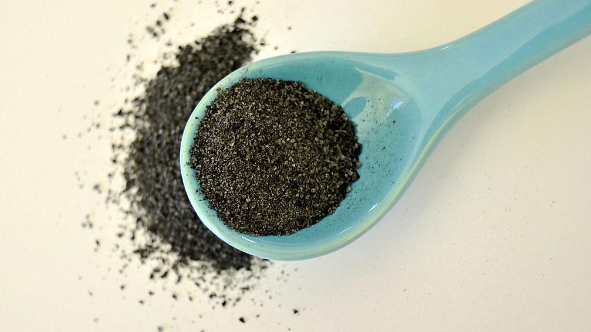 No es raro que esa sal te sepa a huevo frito: la razón por la que la sal negra tiene un sabor tan característico