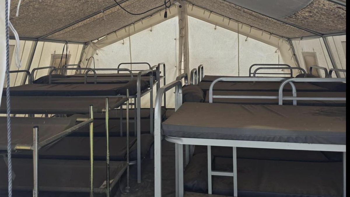 Tierra y barro dentro de una carpa del CATE de Arrecife