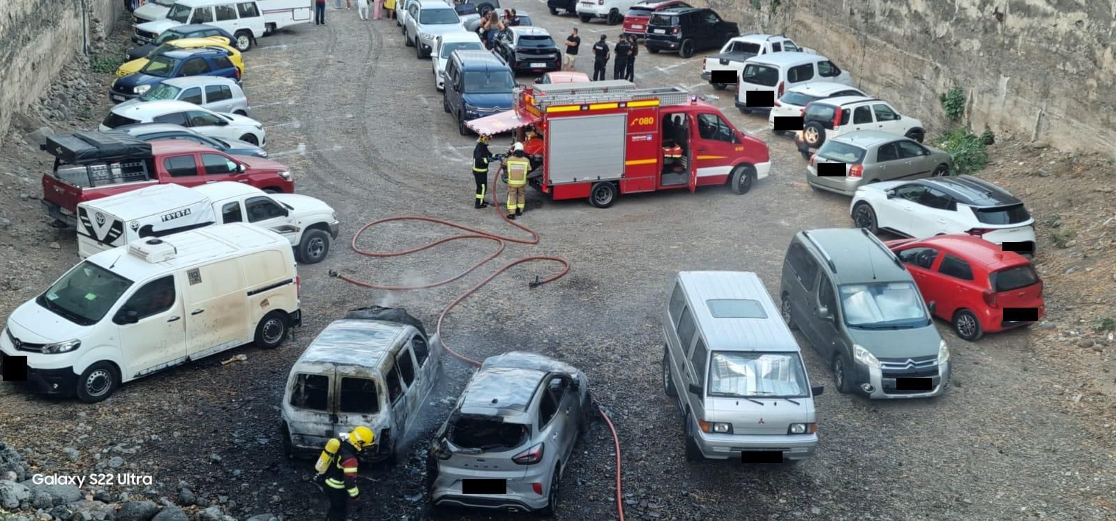Zona del incendio de los dos vehículos. BOMBEROS LA PALMA