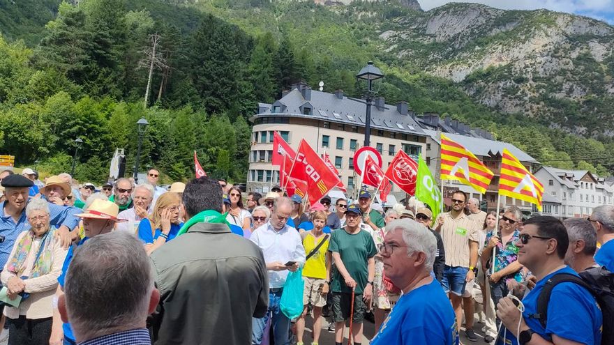 Manifestación frente a la estación de Canfranc