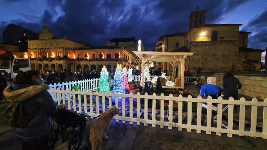 Los operarios aún estaban instalando el belén lumínico de San Marcelo.