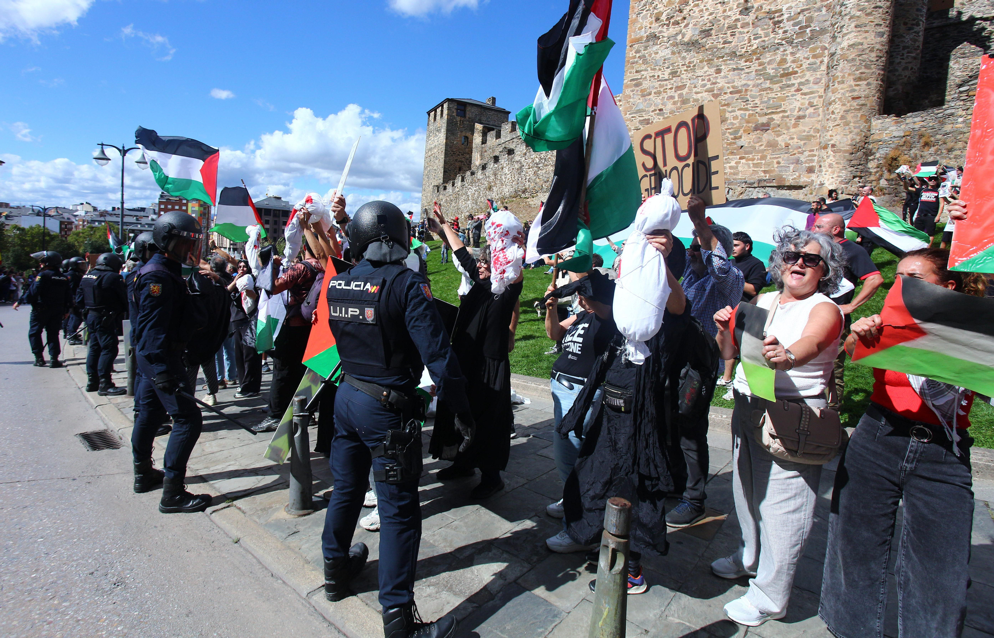 Las imágenes de la protesta contra el genocidio en Gaza ante la Vuelta a su paso por El Bierzo