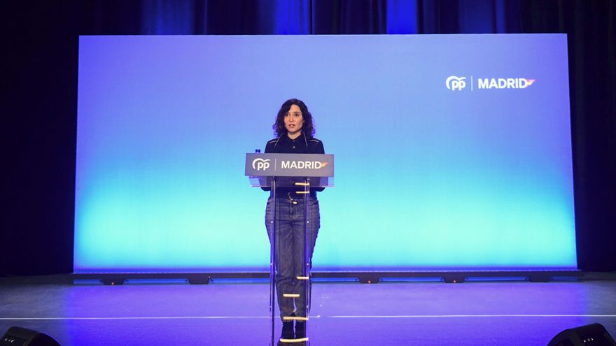 La presidenta de la Comunidad de Madrid y del Partido Popular de Madrid, Isabel Díaz Ayuso, clausura el acto de entrega de carnés de más de 200 nuevos afiliados al PP, este domingo, en Madrid.EFE/ Víctor Lerena