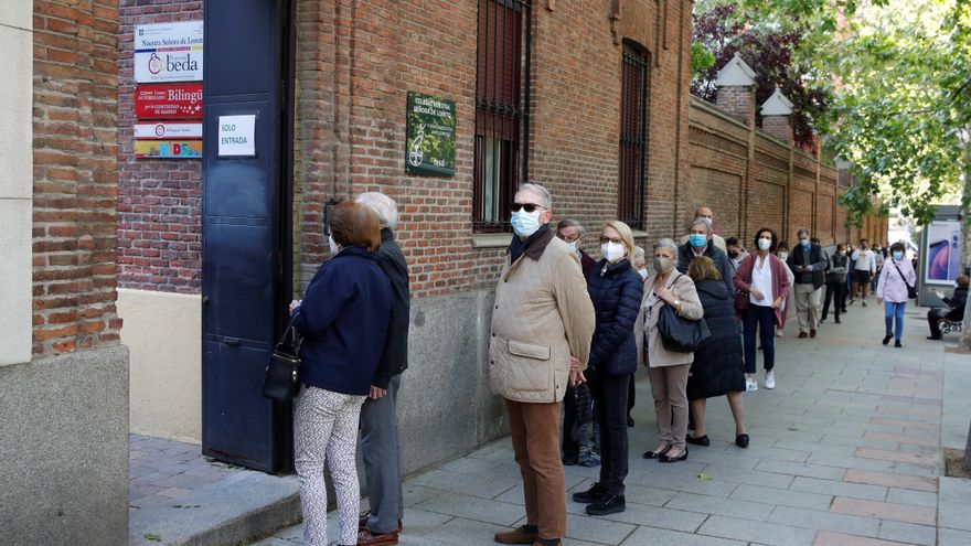 Largas colas en unas elecciones en Madrid en día laborable y con pandemia