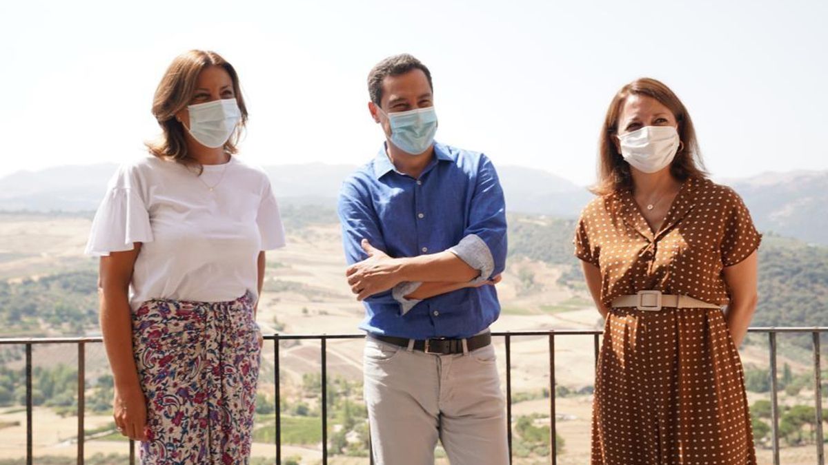 El presidente andaluz, Juanma Moreno, visita Ronda (Málaga) con la alcaldesa, María Paz Fernández (izquierda) y la delegada de la Junta de Andalucía en Málaga, Patricia Navarro (derecha)