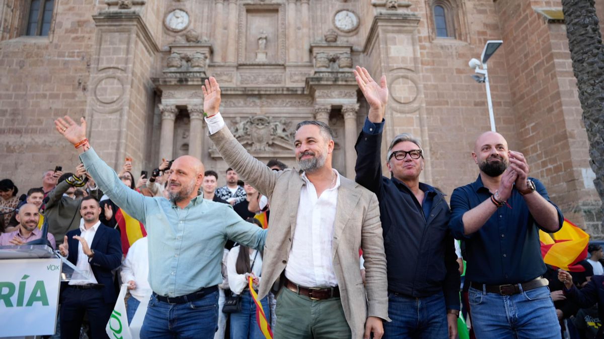 El presidente de Vox, Santiago Abascal, con el candidato en Andalucía, Manuel Gavira, en un reciente acto preelectoral en Almería.