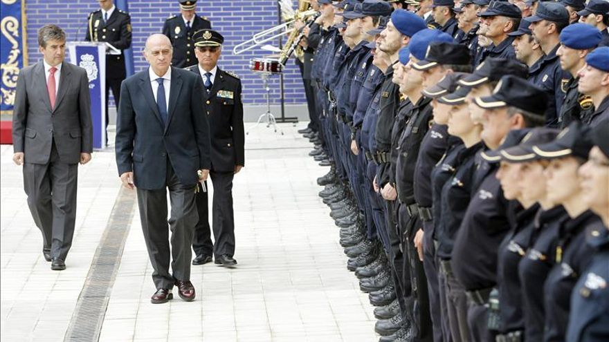 Los sindicatos policiales recurren la norma de saludar con un "a sus órdenes"