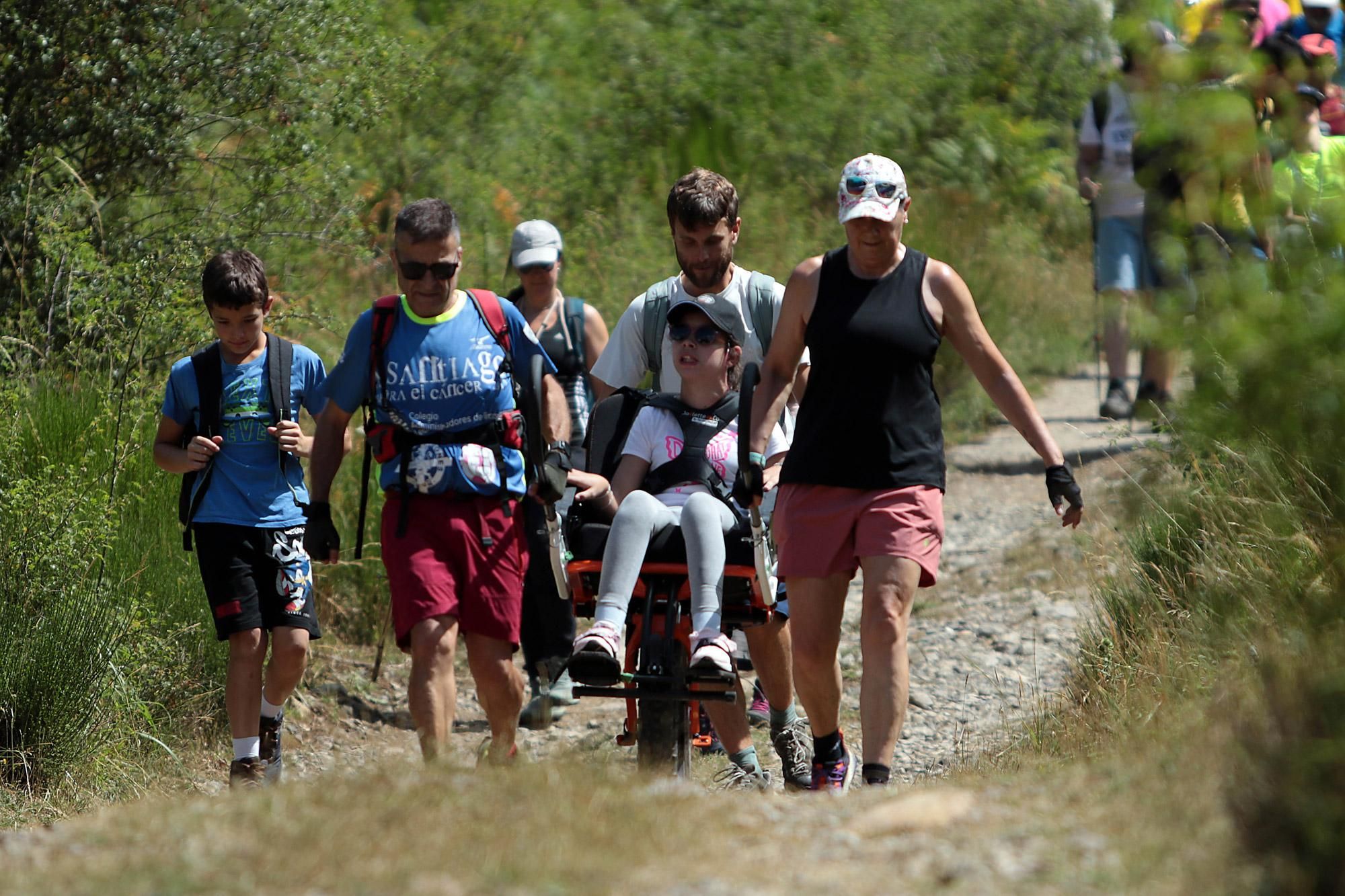 Caminantes con diversidad funcional en las Jornadas de Trashumancia de Salamón.