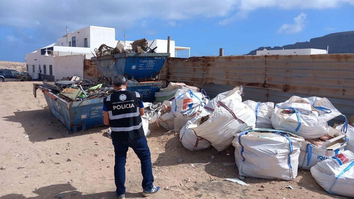 Un agente de la Policía Autonómica, junto a unos residuos.