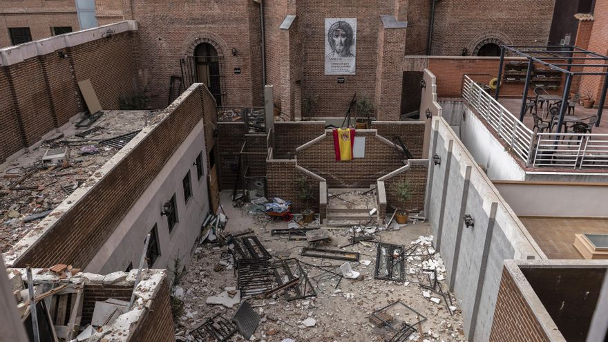 Patio interior del centro parroquial La Paloma lleno de escombros. Al fondo, el templo.