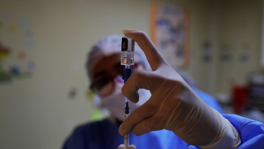 Una enfermera prepara una dosis de la vacuna de Pfizer contra la covid-19, durante una jornada de inmunización en la isla de Taboga (Panamá). EFE/Bienvenido Velasco/Archivo