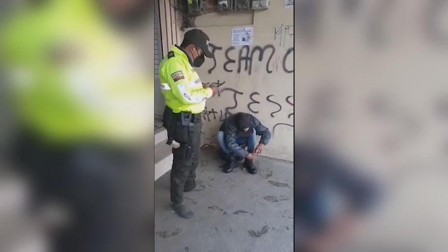 Un policía ecuatoriano dona sus botas en plena calle a un migrante colombiano