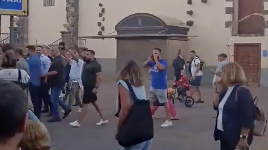 Abascal publica un vídeo en sus redes con el acompañante que hizo el saludo fascista en La Laguna
