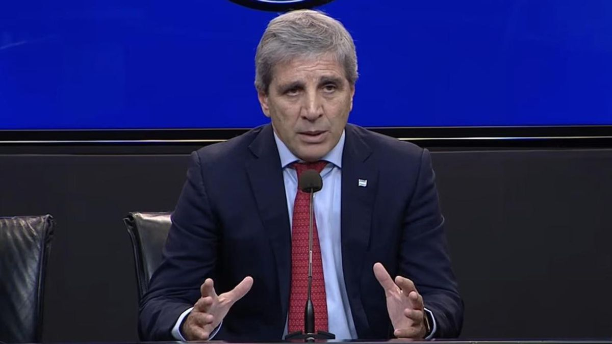 Caputo anunció una flexibilización de los créditos en dólares para las empresas
