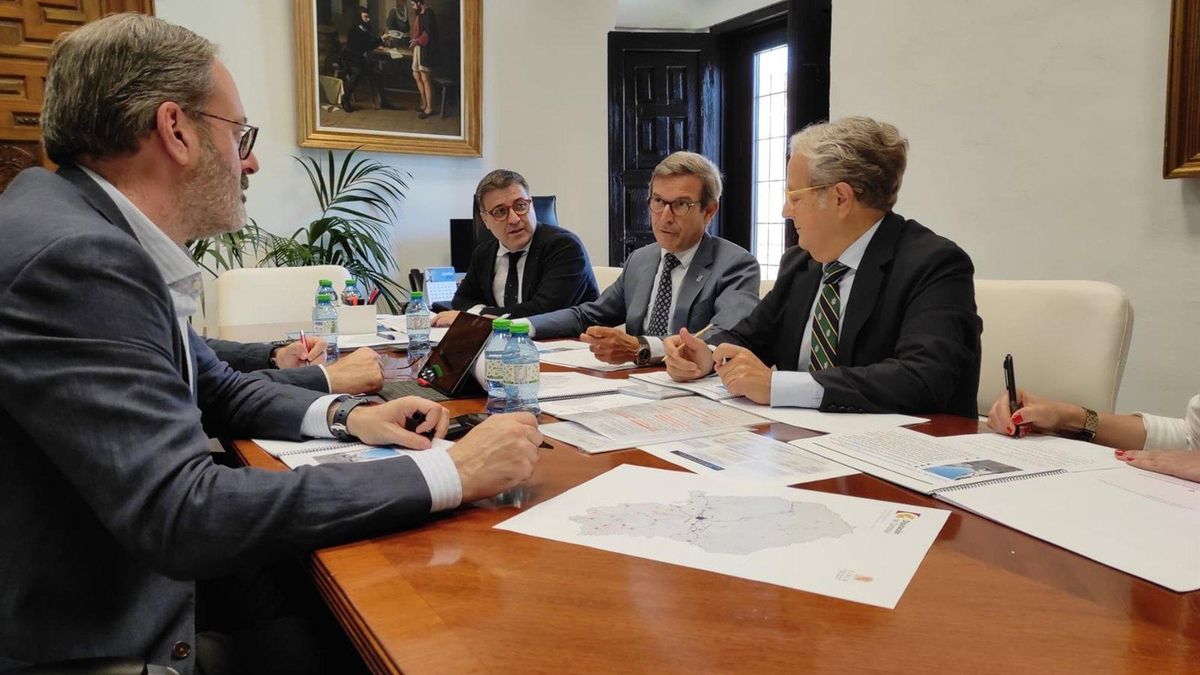Pardela (centro), junto a Fuentes (dcha.), habla con Molina (izda.), durante el encuentro en la Diputación de Córdoba.