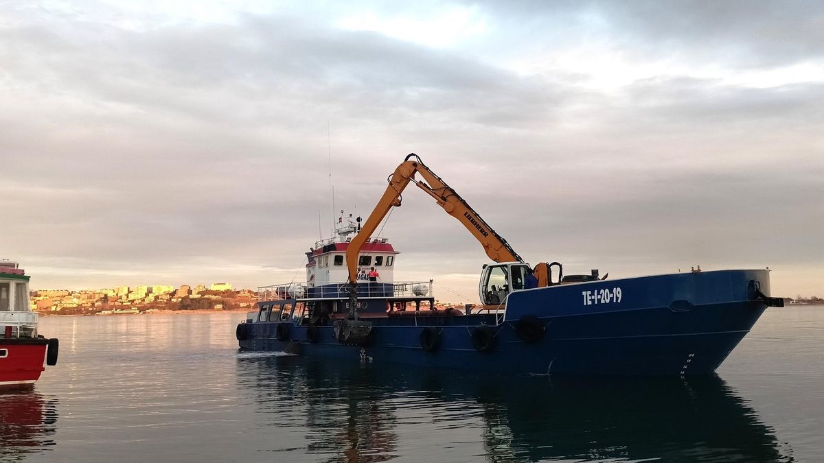 El Puerto de Santander inicia el dragado de la canal de navegación desde Punta Rabiosa a Somo.