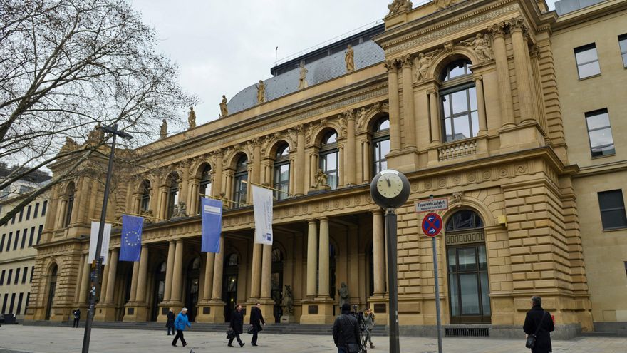 Varias personas caminan ante el edificio de la Bolsa de Fráncfort en Alemania. EFE/ Mauritz Antin/Archivo