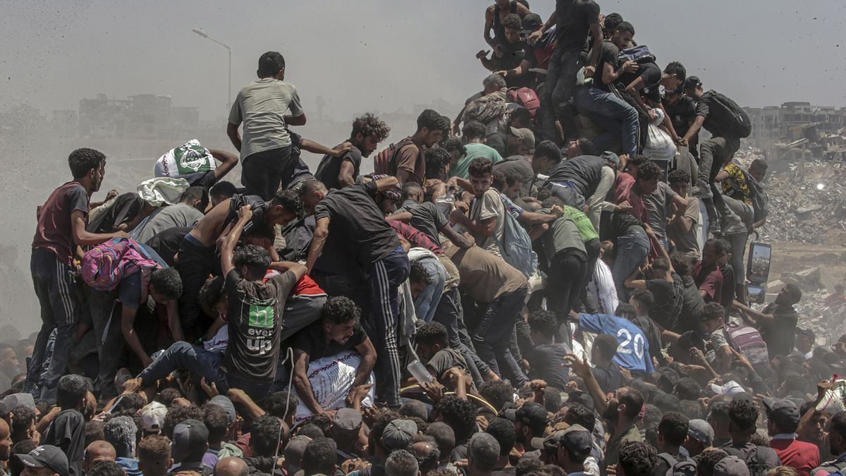 El fotógrafo Mohammed Saber Nuraldin capturó para EPA a palestinos trepando camiones de ayuda humanitaria que entraron en Gaza durante una suspensión táctica israelí de los bombardeos