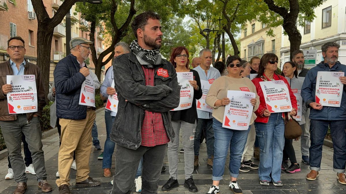 Javier Morales, secretario general de CCOO Guadalajara, encabezó la concentración por el Día del Trabajo Decente