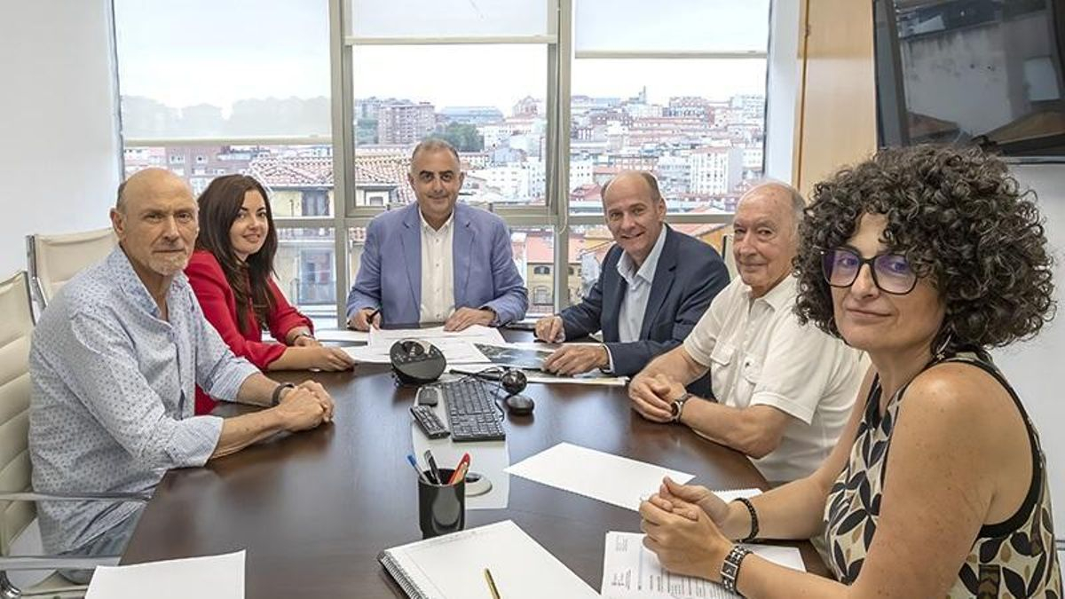 Reunión del consejero De Fomento, Vivienda, Ordenación Del Territorio y Medio Ambiente, Roberto Media, con el alcalde de Voto, Santiago del Campo.