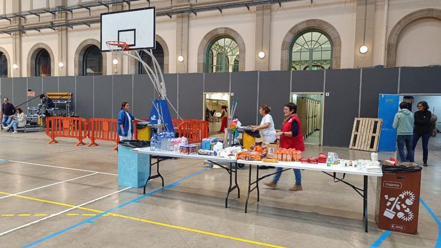 Centenares de personas pasan la noche en los polideportivos municipales habilitados tras el gran apagón: "ha sido una noche terrible"