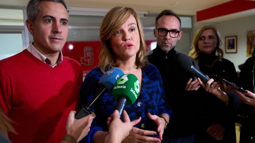 La portavoz del PSOE y ministra de Educación, Pilar Alegría, y el secretario general del PSC-PSOE y vicepresidente de Cantabria, Pablo Zuloaga, ofrecen declaraciones a los medios de comunicación en la sede del partido socialista de Reinosa