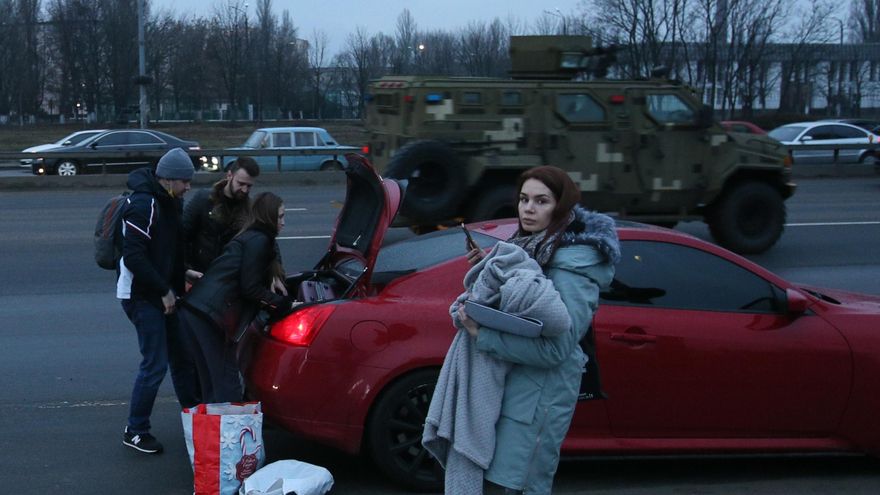Personas en sus coches en Kiev el día de la invasión rusa.