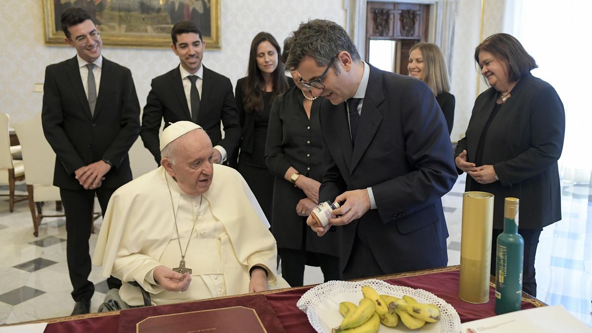 Archivo - El Papa Francisco recibe al ministro de la Presidencia, Relaciones con las Cortes y Memoria Democrática, Félix Bolaños, en El Vaticano.