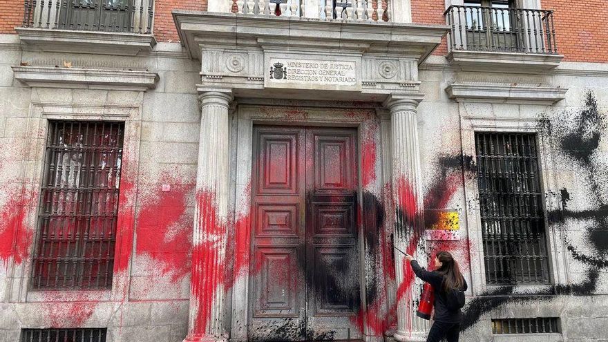 Futuro Vegetal tiñe de pintura roja y negra la sede del Ministerio de Justicia.