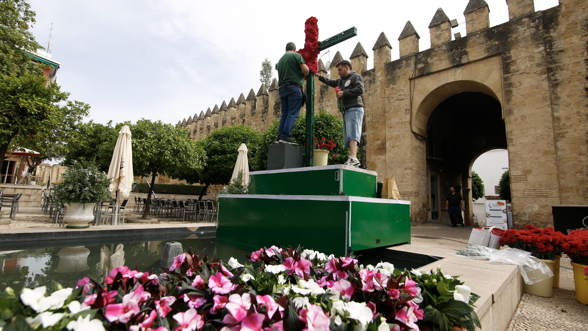 Montaje de cruces de mayo