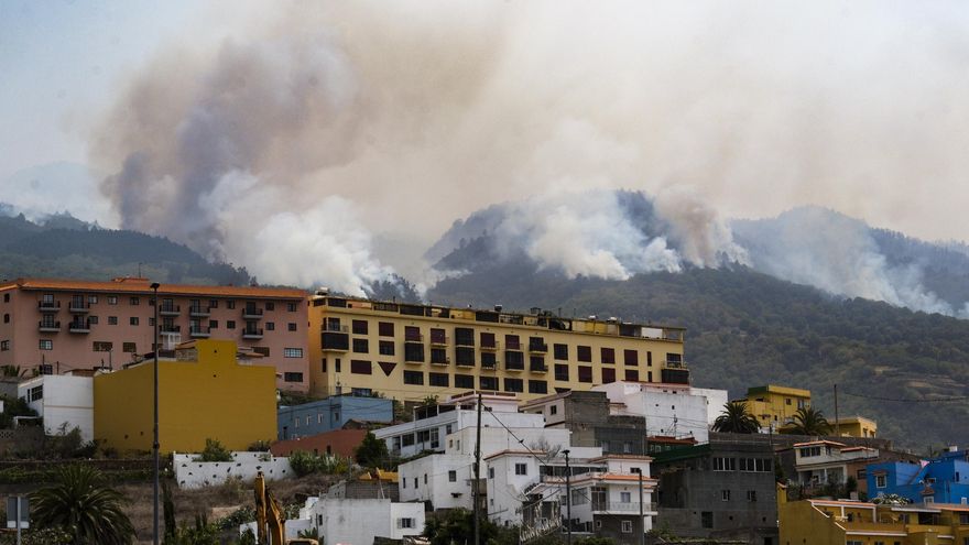 El incendio forestal que afecta a la isla de Tenerife mientras avanza por el municipio de La Victoria