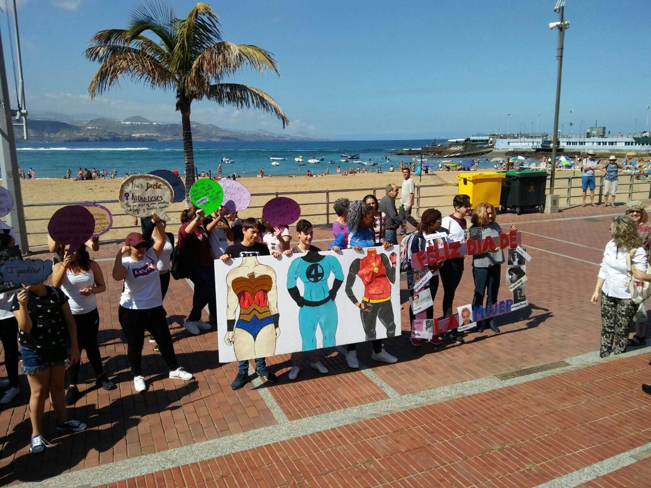 Concentración en la Playa de Las Canteras en apoyo a la huelga feminista.