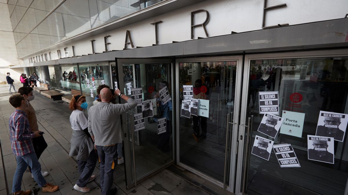 Sede del Institut del Teatre de Barcelona, durante las protestas de algunos alumnos contra varios profesores por presuntos abusos sexuales y de poder.
