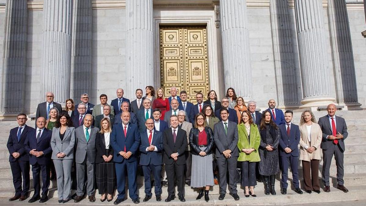 Partidos políticos, PP y PSOE, junto al Gobierno de Castilla-La Mancha y representantes de la sociedad civil de la comunidad han asistido al primer trámite en el proceso para reformar el Estatuto de Autonomía, ante el pleno del Congreso